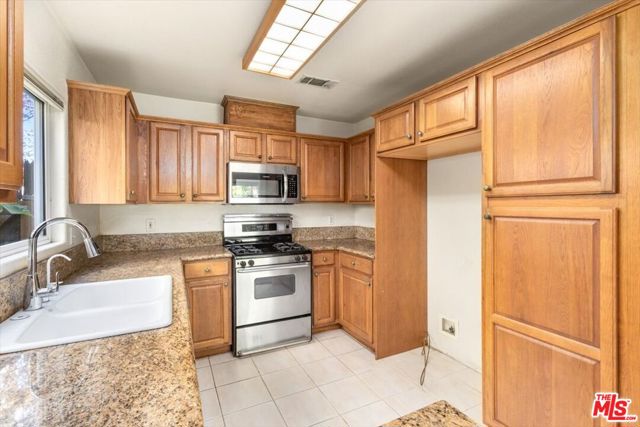 18806 Hatteras Street, Tarzana CA: https://media.crmls.org/mediaz/490c4fa0-7929-4be8-9ffd-c4b3c89bfddb.jpg