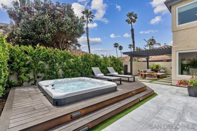 12 Mardi Gras Rd, Coronado CA: https://media.crmls.org/mediaz/490cab4d-cfaa-4794-a447-8b489510ec6e.jpg