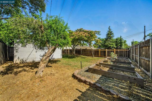 3832 33rd St, Sacramento CA: https://media.crmls.org/mediaz/490dd612-96e8-4d47-8c52-7fa23a0831fe.jpg