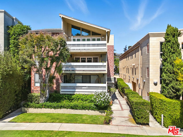 1310 Roxbury Drive, Los Angeles CA: https://media.crmls.org/mediaz/490e54b3-c70c-4efa-a893-210d0cb0c0da.jpg