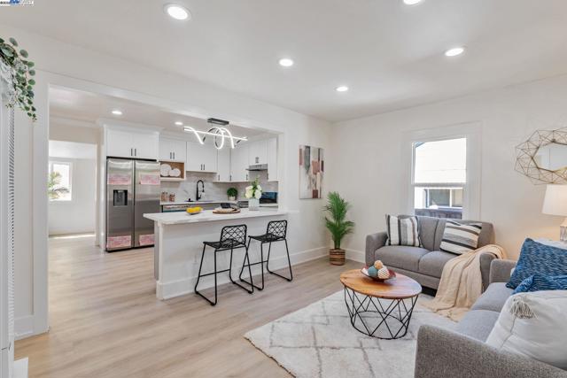 2720 Short St, Oakland CA: https://media.crmls.org/mediaz/490e6d47-a80b-482b-a981-8512674f8ed0.jpg