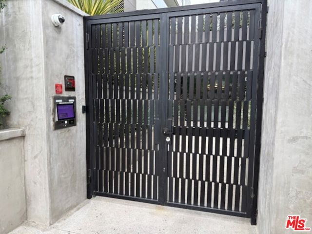 411 S Hamel Road, Los Angeles CA: https://media.crmls.org/mediaz/490f6186-929a-48be-82db-6f2956a2b870.jpg