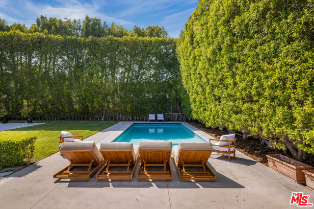 706 N Crescent Drive, Beverly Hills CA: https://media.crmls.org/mediaz/490f8ce4-bd13-4f3b-a6c6-42a019ffde8f.jpg