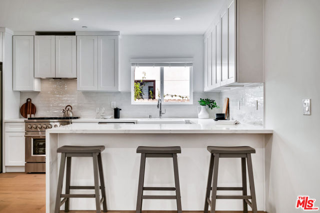 7832 Croydon Avenue, Los Angeles CA: https://media.crmls.org/mediaz/490f9139-4325-4cf9-af2c-b583a4478d91.jpg