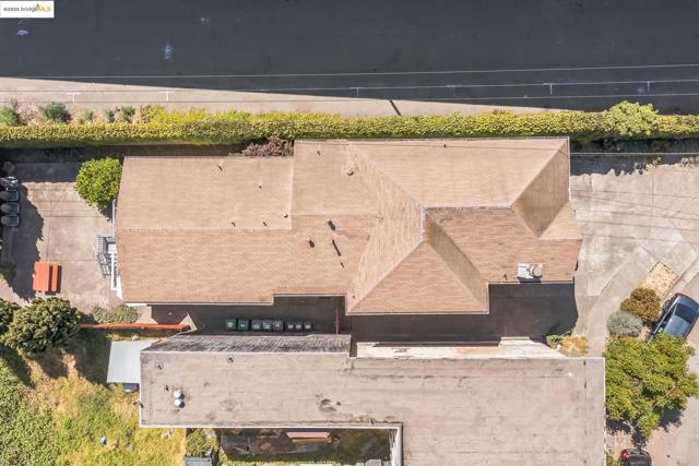 557 33Rd St, Oakland CA: https://media.crmls.org/mediaz/491060fa-45f1-49a9-926d-36ef090389b9.jpg