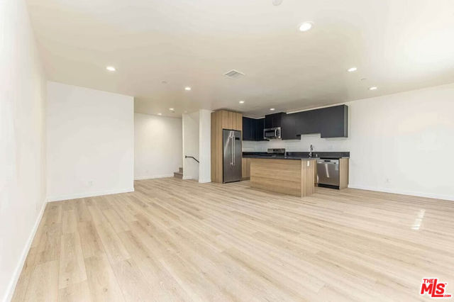 2103 S Burnside Avenue, Los Angeles CA: https://media.crmls.org/mediaz/49106f85-9f9b-4d63-a168-8ba971292342.jpg