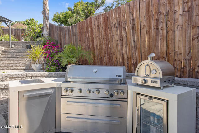 1233 Calle Olmo, Thousand Oaks CA: https://media.crmls.org/mediaz/49108266-8bd1-4dfd-aa70-1169171e7914.jpg