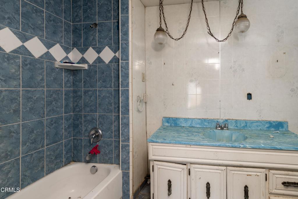https://media.crmls.org/mediaz/4911240b-d4c2-4e87-b3db-c30d39db6dc9.jpg?preset=X-Large