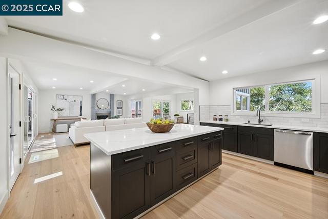 26 Berkeley Ave, Orinda CA: https://media.crmls.org/mediaz/49124240-ae3e-4637-ab9c-6fca2b59efb6.jpg