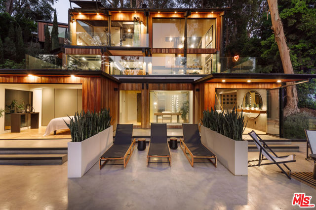 1509 Amalfi Drive, Pacific Palisades CA: https://media.crmls.org/mediaz/49154175-51fb-4a80-a993-e9c264347363.jpg