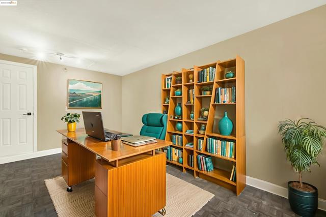 2125 102Nd Ave, Oakland CA: https://media.crmls.org/mediaz/4915cb91-489f-40de-ab31-75f412fe00b5.jpg