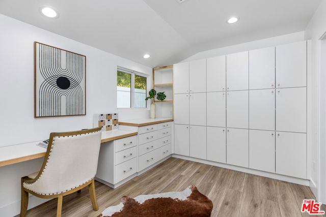 5200 Del Moreno Drive, Woodland Hills CA: https://media.crmls.org/mediaz/4916da7d-3901-4bf5-a315-6e59e1a7785b.jpg