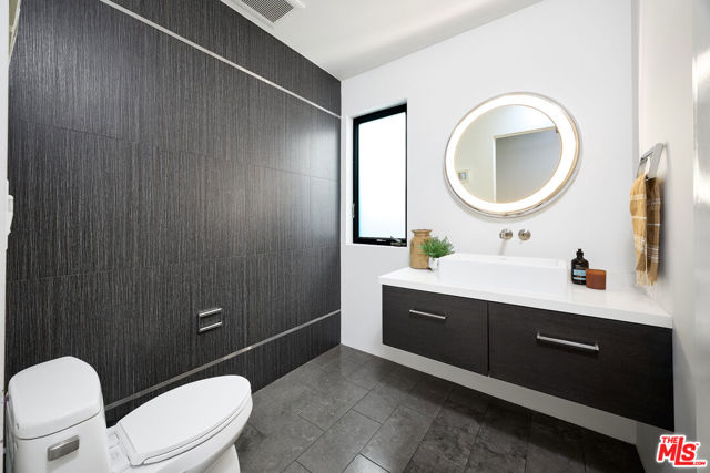 2329 Clement Avenue, Venice CA: https://media.crmls.org/mediaz/49184647-b17b-478d-9f54-a2391be908ad.jpg