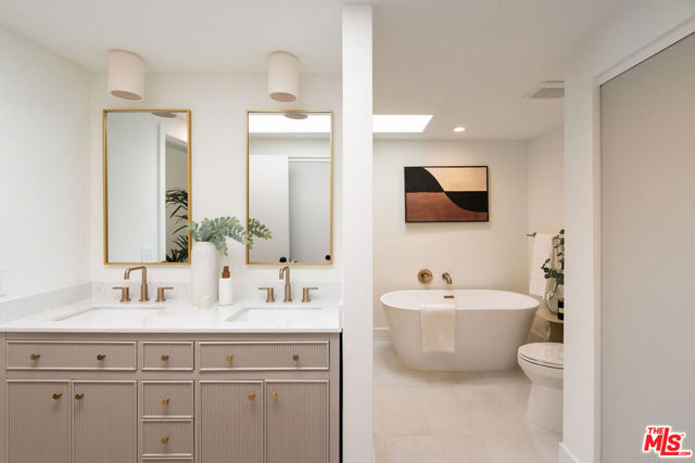 13245 Fiji Way, Marina del Rey CA: https://media.crmls.org/mediaz/4919a3f4-582a-4deb-8b52-e2c5464e142e.jpg