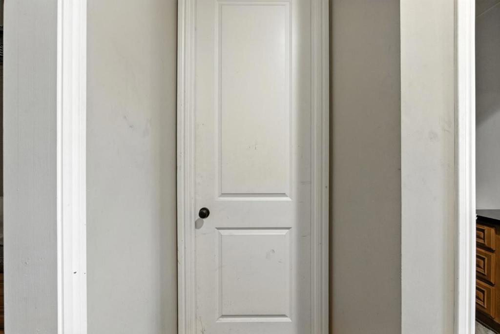 https://media.crmls.org/mediaz/491c97ee-6c72-454b-b473-8f76d79e89c0.jpg?preset=X-Large