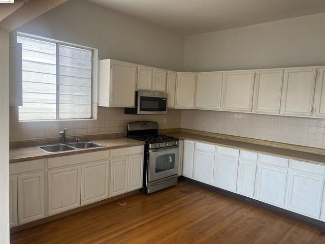 1815 13Th Ave, Oakland, California 94606, ,Multi-Family,For Sale,13Th Ave,41061321