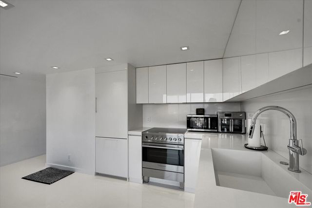 2160 E Century Parkway, Los Angeles CA: https://media.crmls.org/mediaz/491e43f0-f8b7-4be2-8b90-0b8a48b5e327.jpg