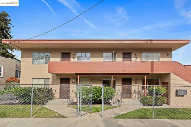 3802 Shafter Ave, Oakland CA: https://media.crmls.org/mediaz/491eb23e-ff7e-43d8-8fcc-609d76ade1d6.jpg