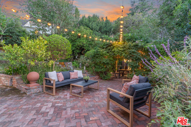 3827 Carnavon Way, Los Angeles CA: https://media.crmls.org/mediaz/491f8700-c0ef-4416-89fb-568b9e828314.jpg
