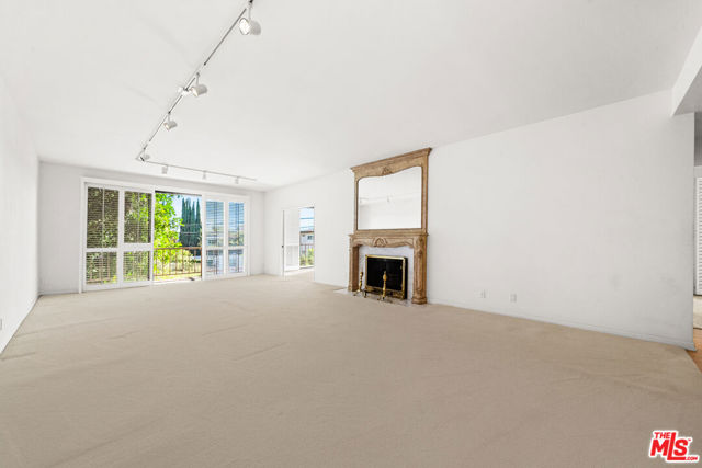 4454 Ventura Canyon Avenue, Sherman Oaks CA: https://media.crmls.org/mediaz/491fac43-4d3f-4034-90a7-13384910fb02.jpg