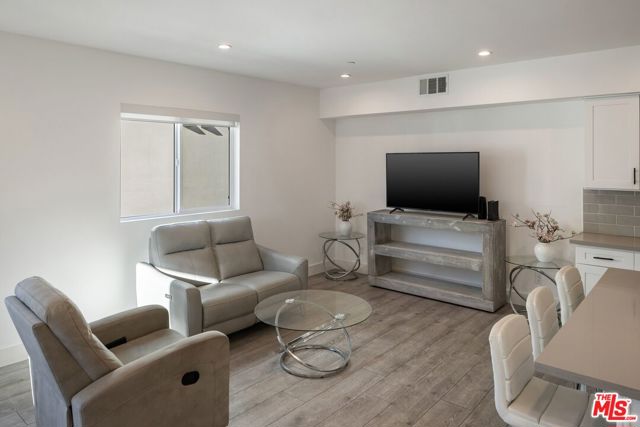 13822 Oxnard Street photo 16