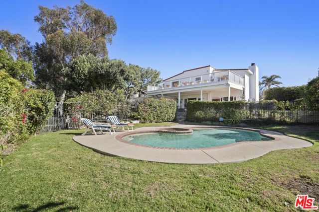 6855 Dume Drive, Malibu CA: https://media.crmls.org/mediaz/49216840-e6c2-46f6-bb4a-f12c008e5278.jpg