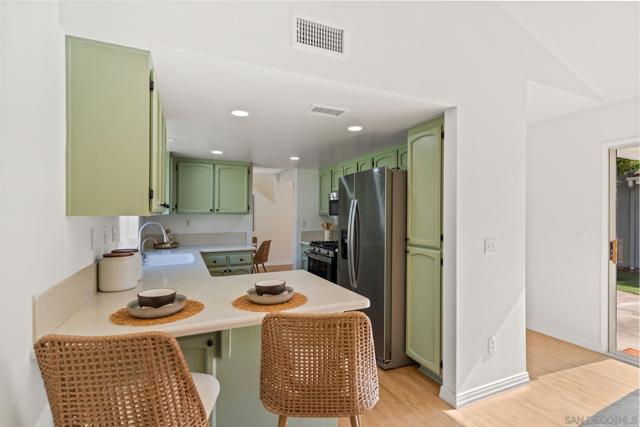 10598 Rancho Carmel Dr, San Diego CA: https://media.crmls.org/mediaz/49216aa6-a554-4831-8656-e89f7c84c31f.jpg