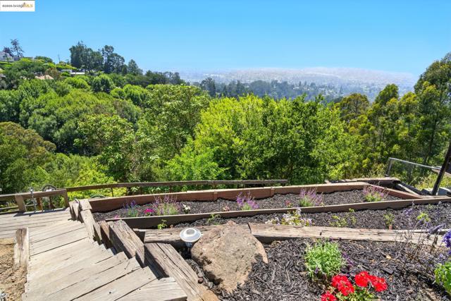 25 Holyrood Manor, Oakland CA: https://media.crmls.org/mediaz/4921d0a1-7253-43a9-b82a-2638e6f6bda3.jpg