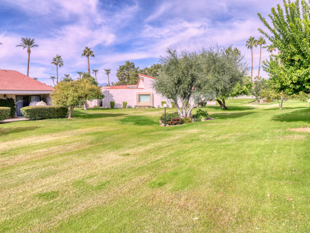 171 Winterhaven Circle, Palm Desert CA: https://media.crmls.org/mediaz/492216c6-060d-4a67-ad81-ab70df303027.jpg