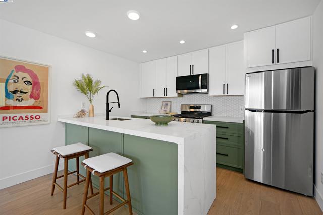 5229 Miles Ave, Oakland CA: https://media.crmls.org/mediaz/492261bf-27ae-41a9-88e0-356d04b187f3.jpg