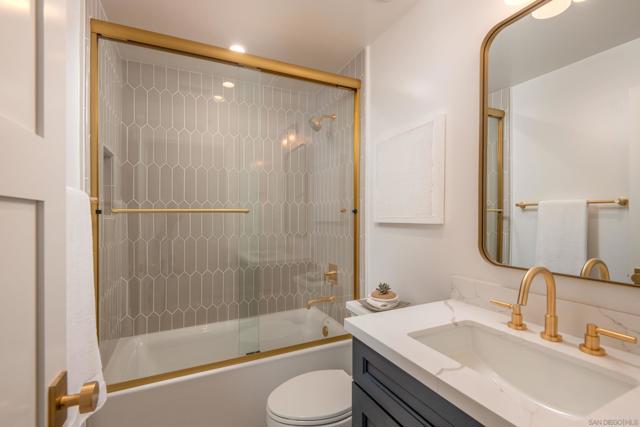545 Orange Ave, Coronado CA: https://media.crmls.org/mediaz/4923225c-9dc5-40c3-a3a1-a48eebe1c957.jpg