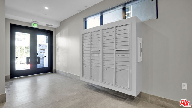 846 S Mariposa Avenue, Los Angeles CA: https://media.crmls.org/mediaz/4923a97b-f397-49e4-957a-892acd864ee6.jpg