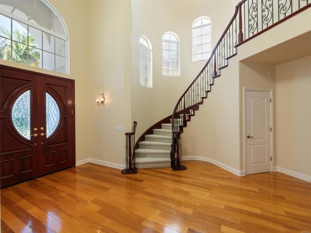 2535 San Clemente Avenue, Vista CA: https://media.crmls.org/mediaz/4923de9a-8a04-46d4-8220-cb0359e26a08.jpg