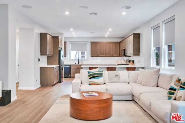 515 Daniel Freeman Circle, Inglewood CA: https://media.crmls.org/mediaz/49242006-345e-479c-bede-745839e81115.jpg