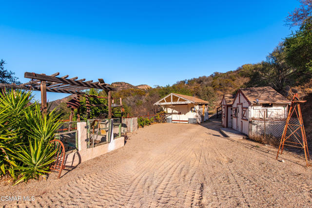 356 E Carlisle Road, Thousand Oaks CA: https://media.crmls.org/mediaz/49242183-ad89-43a7-bf89-8269359df6fc.jpg