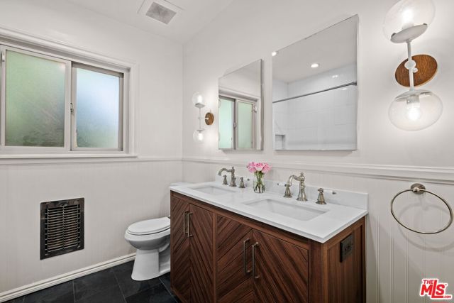 6827 Bianca Avenue, Lake Balboa CA: https://media.crmls.org/mediaz/49246ef1-07b7-4a03-974a-2e9f1057b8bd.jpg