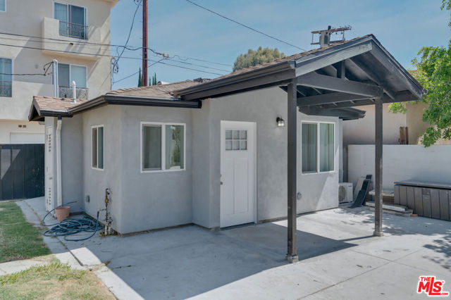 15011 Hartsook Street, Sherman Oaks CA: https://media.crmls.org/mediaz/49255f92-da19-41a8-ae27-14c91eb0e931.jpg