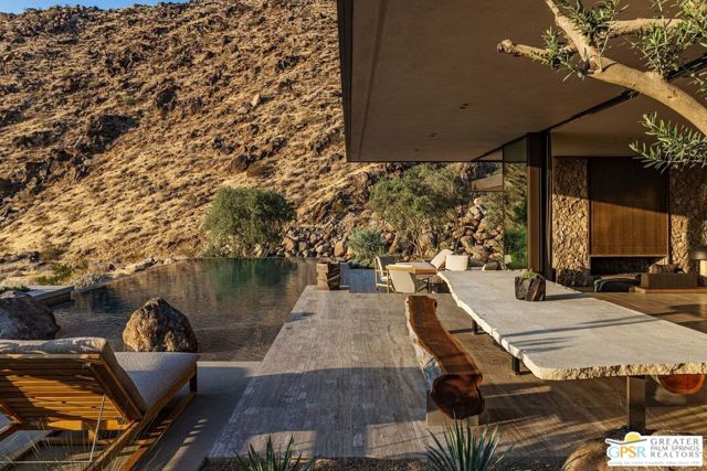 2215 Vista Distancia Court, Palm Springs, CA 92262