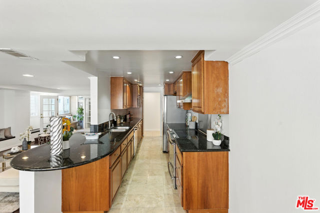 321 N Oakhurst Drive, Beverly Hills CA: https://media.crmls.org/mediaz/4926a1b3-0e1f-4a65-99ef-c6b4ec0c50d3.jpg