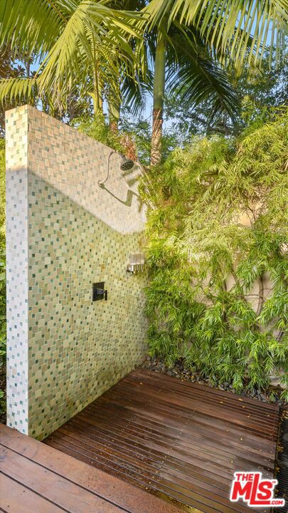 655 Oak Springs Lane, Santa Barbara CA: https://media.crmls.org/mediaz/4927ef92-417e-420d-a95b-57640728514c.jpg