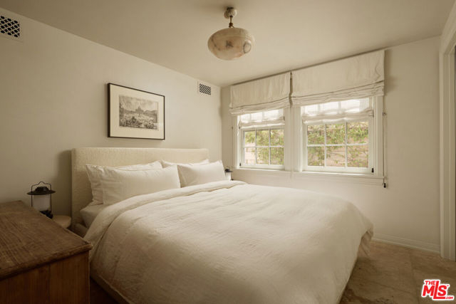 239 W Channel Road, Santa Monica CA: https://media.crmls.org/mediaz/492904ed-b0c5-49eb-a929-11f80ee2645f.jpg