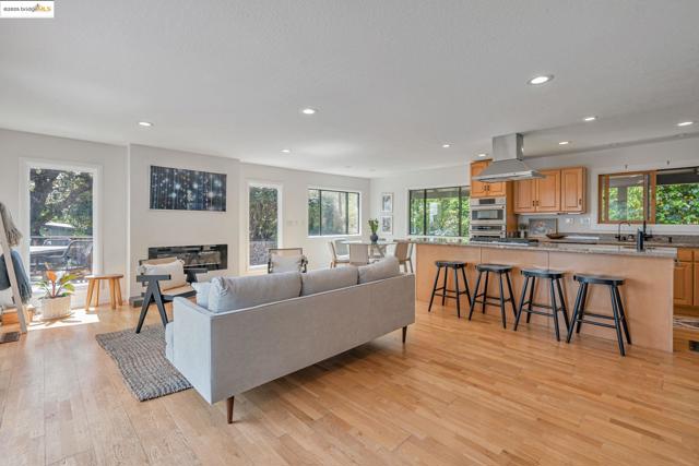 3336 Oak Ct, Lafayette CA: https://media.crmls.org/mediaz/492ae2fc-5464-4bbd-9329-b74f684ba3a3.jpg