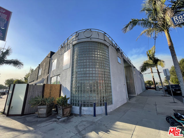 555 Rose Avenue, Venice CA: https://media.crmls.org/mediaz/492b8930-86c1-45cb-aa08-bf520728b237.jpg