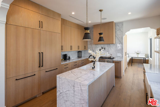 521 N Formosa Avenue, Los Angeles CA: https://media.crmls.org/mediaz/492c34a7-3814-4d4f-9095-fe7823fa7fd0.jpg