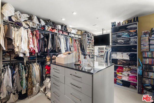 10380 Wilshire Boulevard, Los Angeles CA: https://media.crmls.org/mediaz/492cc47d-d97e-41dc-a6ff-826ddd1897ee.jpg