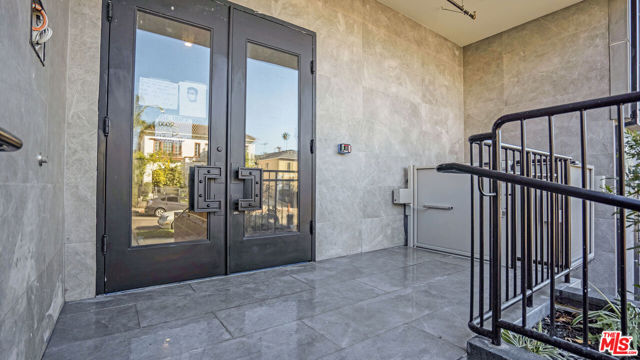 846 S Mariposa Avenue, Los Angeles CA: https://media.crmls.org/mediaz/492e7278-d20f-49de-864f-6978f00c68bc.jpg