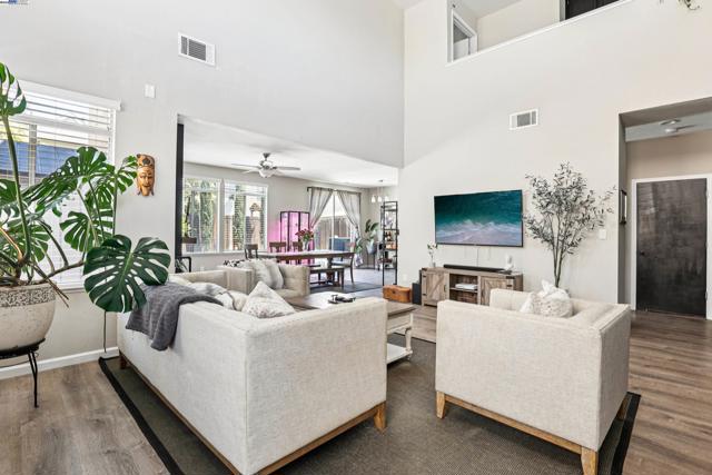 2084 Springbrook Ct, Oakley CA: https://media.crmls.org/mediaz/492eaf3a-1e4b-457b-8b86-331291de1de7.jpg
