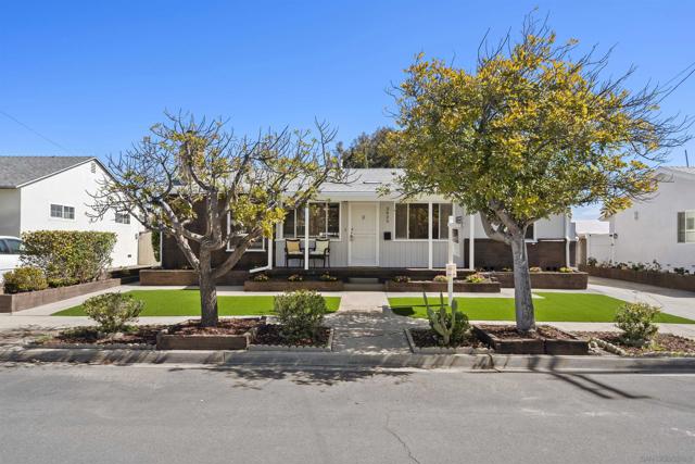 3833 Tomahawk Ln, San Diego CA: https://media.crmls.org/mediaz/49308e71-b360-4ca5-b48c-0eaf9769ab25.jpg
