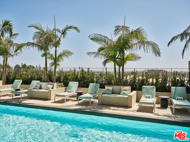 211 W Elm Court, Los Angeles CA: https://media.crmls.org/mediaz/4930a47f-31b2-4d36-9add-6f22ff073f7c.jpg