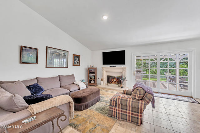 5050 Golden Nugget Way, Oak Park CA: https://media.crmls.org/mediaz/49339fa5-0e85-4cb8-9553-c0cccad7c5e2.jpg